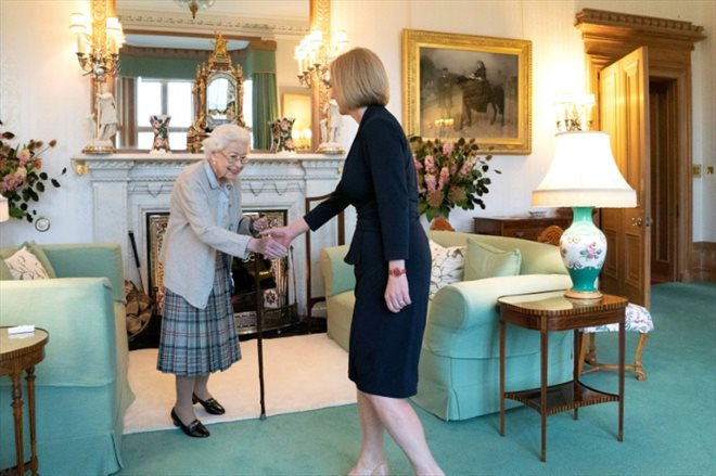 La reine Elizabeth II et la nouvelle Première ministre britannique Liz Truss au château de Balmoral, le 6 septembre 2022 en Ecosse