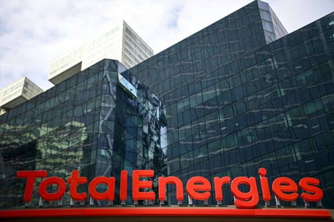 Le géant pétrolier TotalEnergies a enregistré un bénéfice en baisse de 7% sur un an au deuxième trimestre, à 3,8 milliards d'euros, a annoncé le groupe jeudi, en deçà des prévisions des analystes, sur fond de baisse des marges de raffinage et de repli des ventes et du prix du gaz