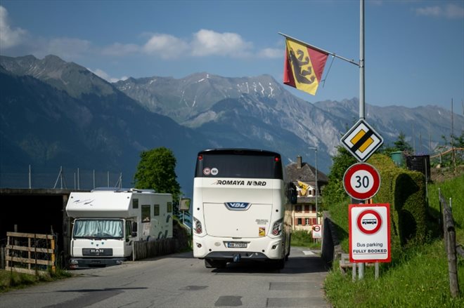 Un car de touristes arrive au village d'Iseltwald, le 2 juin 2023 en Suisse