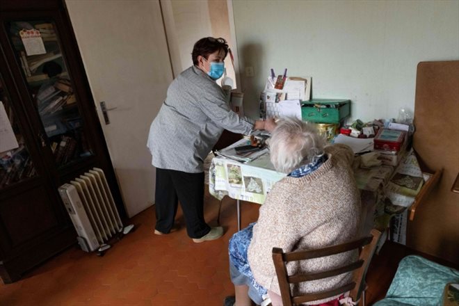 L'aide à domicile Sylvie Rossignol prépare le repas d'Angèle, à Chapdes-Beaufort, le 16 mars 2022