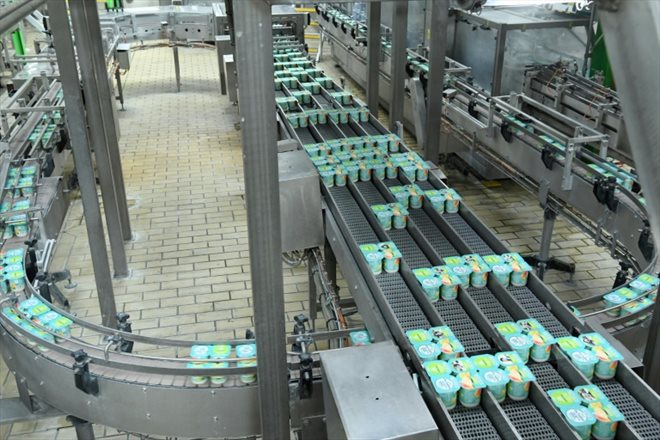 Une ligne de production de l'usine de yaourts Eurial, le 6 septembre 2022 à Jouy, dans l'Yonne