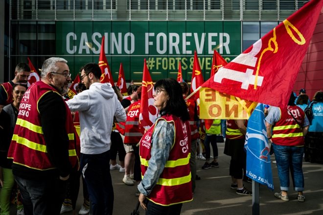 Des membres de la CGT rassemblés devant le siège de Casino à Saint-Etienne, le 22 juin 2023