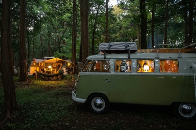 Un van Volkswagen garé dans un camping au Japon, le 19 septembre 2021