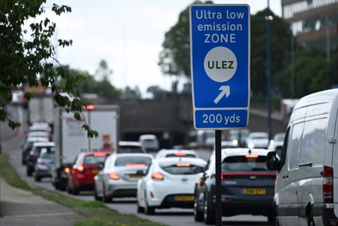 Un panneau signale une zone ULEZ (ultra low emission zone) près de Hanger Lane, dans l'ouest de londres, le 22 juillet 2023