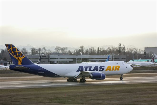 Un Boeing 747 cargo de la compagnie aérienne américaine Atlas Air sur une piste de l'aéroport de Paine Field, le 1er février 2023 à Everett, dans l'Etat de Washington