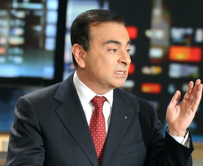 Le PDG du constructeur automobile français Renault, Carlos Ghosn, au journal télévisé du soir de TF1, le 14 mars 2011 à Paris