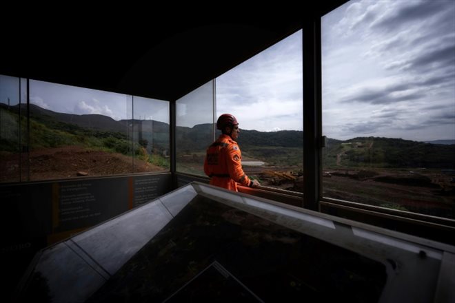 Un pompier observe le site où s'est produite la rupture du barrage de Brumadinho au Brésil en 2019, le 19 janvier 2024