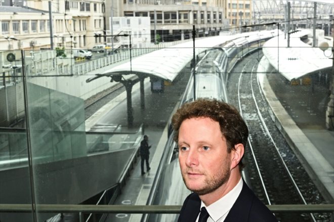 Le ministre délégué aux Transports, Clément Beaune, lors d'un déplacement à la Gare du Nord à Paris le 3 août 2023