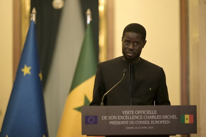 Le président sénégalais Bassirou Diomaye Faye s'exprime lors d'une conférence de presse avec Charles Michel, président du Conseil européen, le 22 avril 2024 au Palais de la République à Dakar