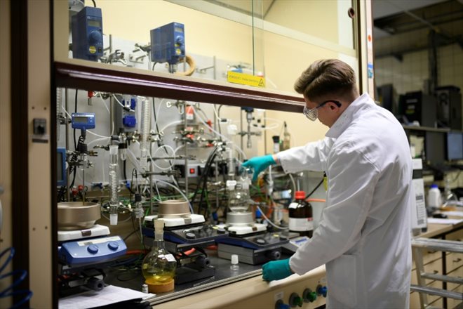 Un employé de l'entreprise chimique Covestro travaille dans un laboratoire au siège de l'entreprise, à Leverkusen, dans l'ouest de l'Allemagne, le 11 février 2020