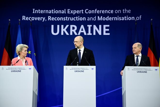 La présidente de la Commission européenne Ursula von der Leyen, le Premier ministre ukrainien Denys Chmygal (c) et le chancelier Olaf Scholz, lors de la conférence internationale sur la reconstruction de l'Ukraine, le 25 octobre 2022 à Berlin