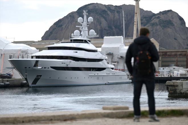 Le yacht Amore Vero appartenant à une société liée au patron du géant pétrolier russe Rosneft, Igor Setchine,  saisi par la France, le 3 mars 2022 à La Ciotat 