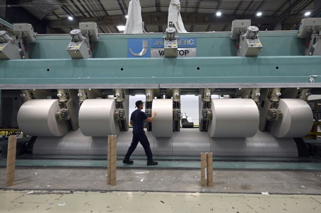 Un employé de l'usine Norske Skog qui fabrique du papier journal, le 24 mai 2022 à Golbey, dans les Vosges