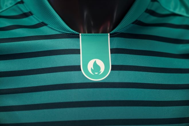 Un T-shirt confectionné à Marseille pour les volontaires des Jeux olympiques de Paris 2024, dans l'entreprise Fil Rouge, le 18 mars 2024