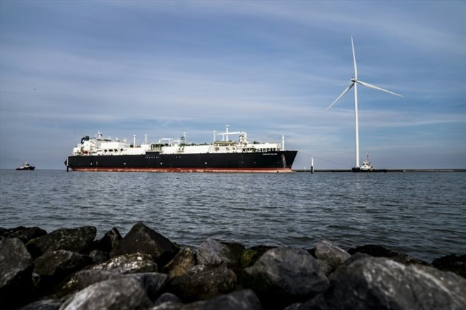 Un navire transportant du gaz naturel liquéfié arriveau port d'Eemshaven, aux Pays-Bas, le 4 septembre 2022