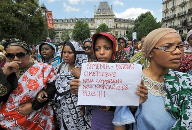 Des membres de la communauté comorienne en France participaient, le 5 juillet 2009 à Paris, à une marche en hommage aux victimes du crash de la Yemenia Airlines, survenu quelques jours plus tôt.