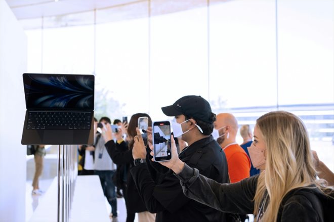 Des participants à la conférence annuelle des développeurs d'Apple, à Cupertino en Californie, le 6 juin 2022