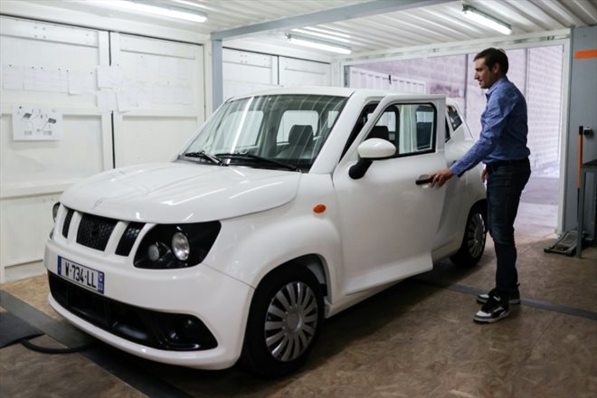 Gaël Lavaud, créateur de Gazelle Tech, pose à côté d'un de ses véhicules électriques ultralégers à Blanquefort, en Gironde, le 12 juillet 2022