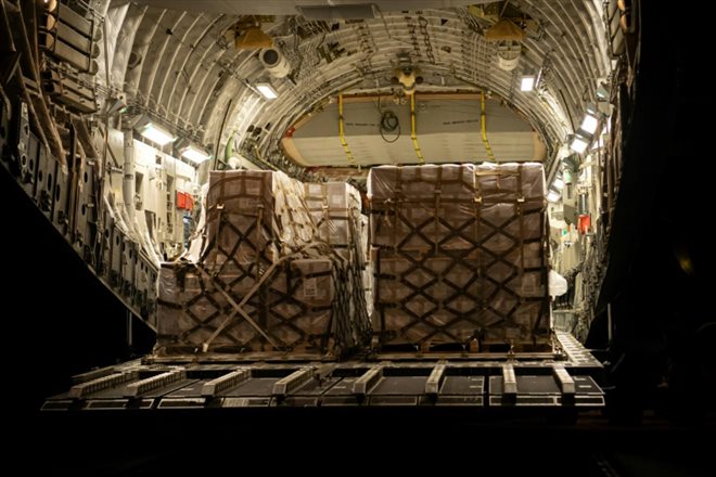Un avion C-17 Globemaster III de l'US Air Force se prépare à partir de la base aérienne de Ramstein, en Allemagne, avec 132 palettes de lait de bébé. Photo fournie par l'US Air Force le 22 mai 2022