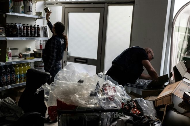 Des douaniers et policiers inspectent une épicerie lors de l'Opération Colbert de lutte contre le trafic de tabac, le 1er juin 2023 à Lyon