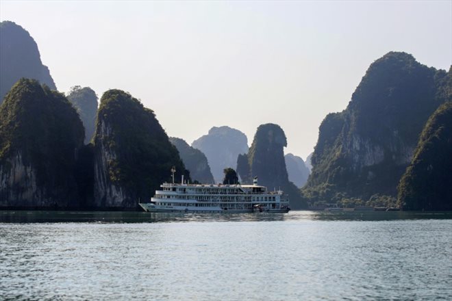 Un bateau transportant des touristes dans la baie d'Ha Long, au Vietnam, le 17 mai 2023