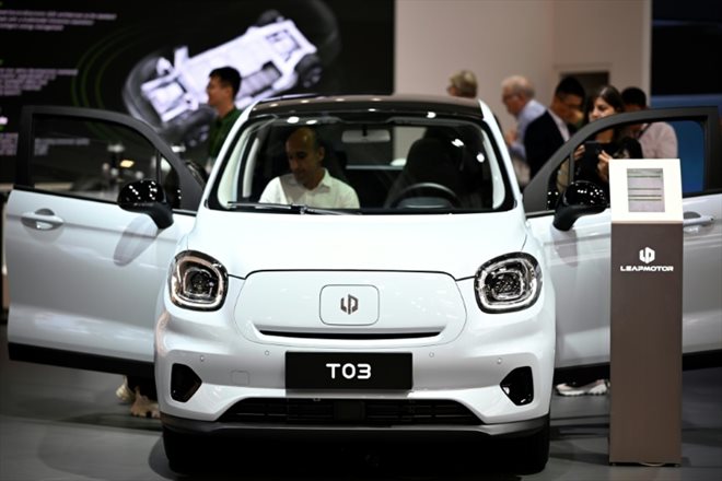 La T03 du constructeur chinois de voitures électriques Leapmotor exposée au Salon international de l'automobile IAA à Munich, le 6 septembre 2023 en Allemagne