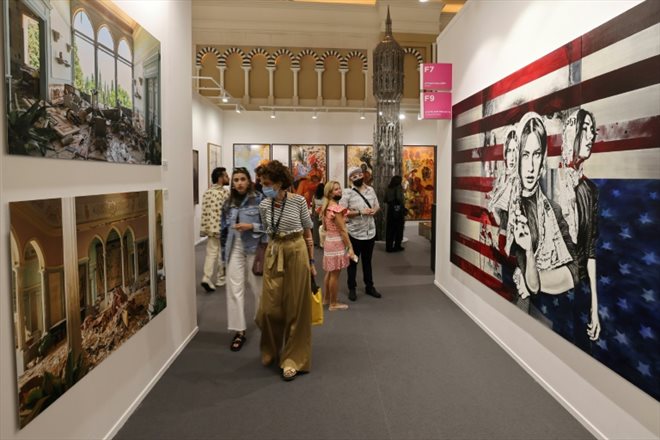 Des visiteurs à la 15 édition d'Art Dubai, principale foire d'art contemporain au Moyen-Orient, le 10 mars 2022