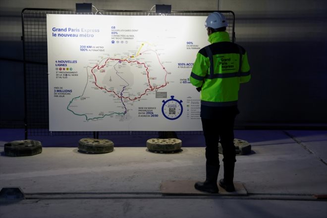 Un employé devant une carte avant le premier roulage du métro de la ligne 15 du Grand Paris Express, le 28 novembre 2023 à la gare de Champigny-sur-Marne, près de Paris