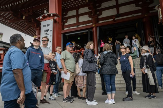 Touristes en visite au temple Sensoji à Tokyo le 30 Avril 30 2024