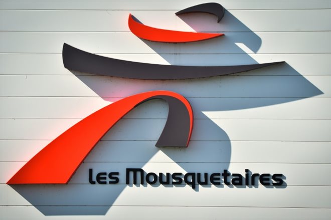 Comme E.Leclerc et Coopérative U, Les Mousquetaires sont en effet un groupement d'indépendants, notamment en matière de politique sociale ou d'investissements en magasin