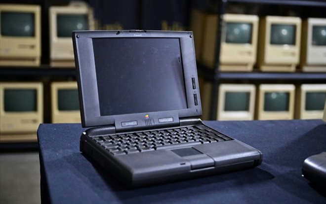 Un ordinateur Apple Powerbook 5300ce, sorti en janvier 1995, exposé chez Julien's Auctions avant une vente aux enchères en mars, le 22 février 2023 à Gardena, en Californie