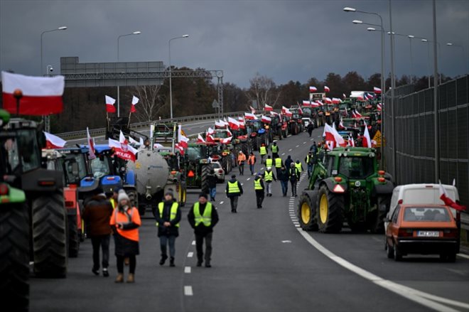 Des agriculteurs polonais bloquent une autoroute à Ryki, le 20 février 2024