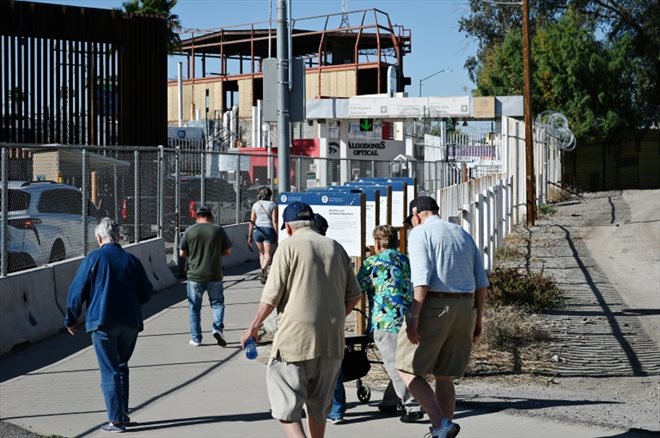 Des personnes âgées traversent le poste-frontière entre la Californie et le Mexique, pour se rendre à Los Algodones, le 11 avril 2023