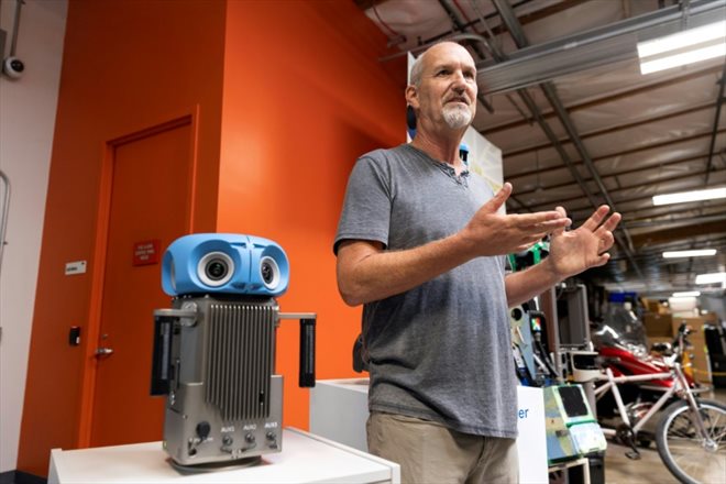 Steven Silverman, gestionnaire de programme technique chez Google dans son atelier à Mountain View (Californie), le 29 août 2022