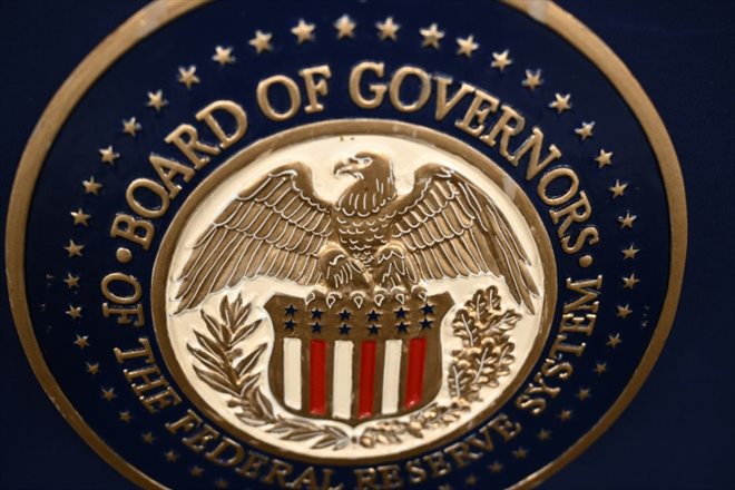 Le logo de la Fed lors d'une conférence de presse de son président Jerome Powell, le 13 décembre 2023 à Washington