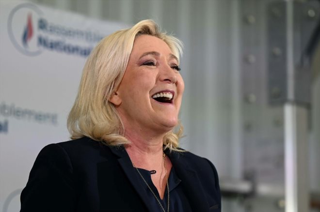 La cheffe du Rassemblement national (RN) Marine Le Pen fait une déclaration après les premiers résultats des élections législatives, le 19 juin 2022 à Hénin-Beaumont, dans le Pas-de-Calais