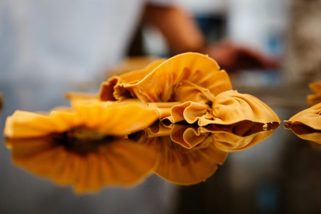 Un chocolat blond, préparé par le chef pâtissier de la chocolaterie Valrhona Frédéric Bau, à Paris le 1er mars 2024