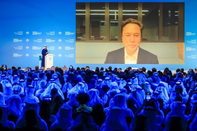 Le patron de Twitter Elon Musk en visioconférence lors d'un forum à Dubaï, le 15 février 2023 aux Emirats arabes unis