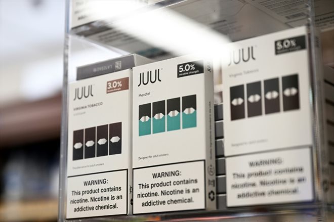 Des cigarettes électroniques de la marque Juul Labs en vente dans une boutique à El Segundo, le 23 juin 2022 en Californie