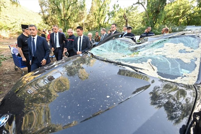 Le ministre de l'Intérieur Gérald Darmanin visite le camping de Sagone endommagé par de violents orages, le 18 août 2022 en Corse