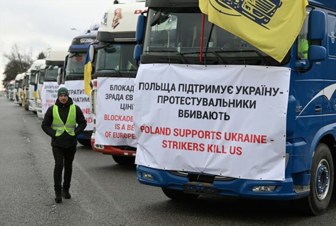 Des camions arborant des messages et des drapeaux ukrainiens pendant une manifestation contre le blocus de la frontière par les agriculteurs polonais au point de passage de Rava-Ruska, le 20 février 2024