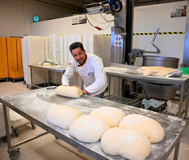 Tobias Exner dans sa boulangerie de Beelitz, le 20 septembre 2022 dans l'est de l'Allemagne