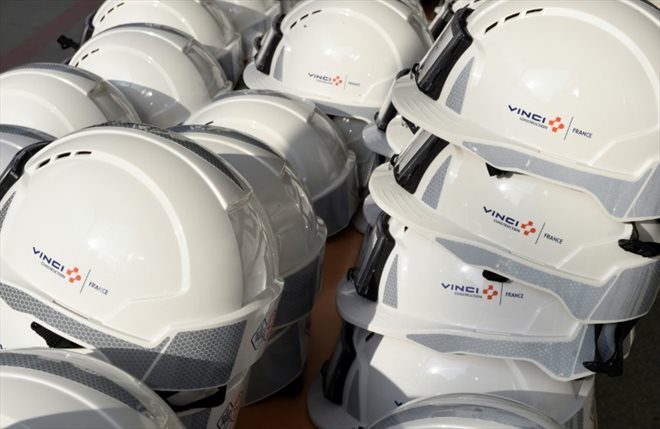 Casques de protection du géant français du BTP et des infrastructures Vinci. Photo prise à Nanterre le 11 mars 2015