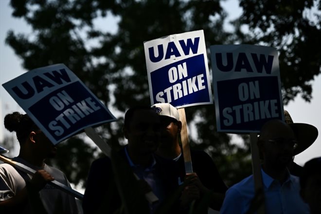 Piquet de grève des syndicalistes de l'UAW devant une usine Chrysler à Ontario, en Californie, le 26 septembre 2023