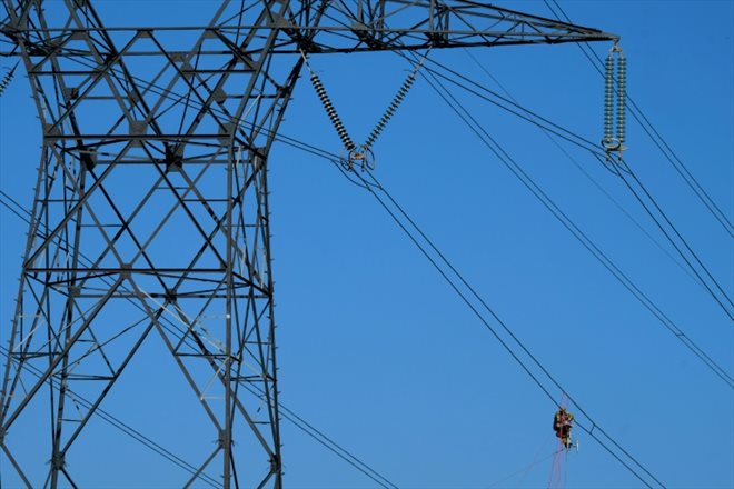 Essor des énergies renouvelables et des besoins en électricité, équipements vieillissants: le gestionnaire du réseau électrique RTE va devoir investir des sommes colossales ces prochaines décennies pour renouveler le réseau
