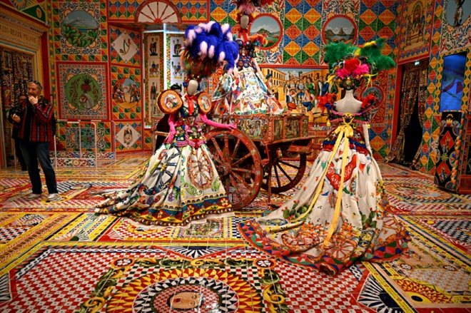 Des créations lors de l'avant-première de l'exposition du cœur aux mains : Dolce & Gabbana au Palazzo Reale de Milan, le 5 avril 2024.