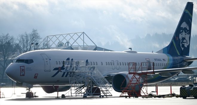 Le Boeing 737 MAX 9 d'Alaska Airlines qiui a effectué un atterrisage en urgence le 5 janvier, visible sur le tarmac de l'aéroport de Portland, le 23 janvier 2024