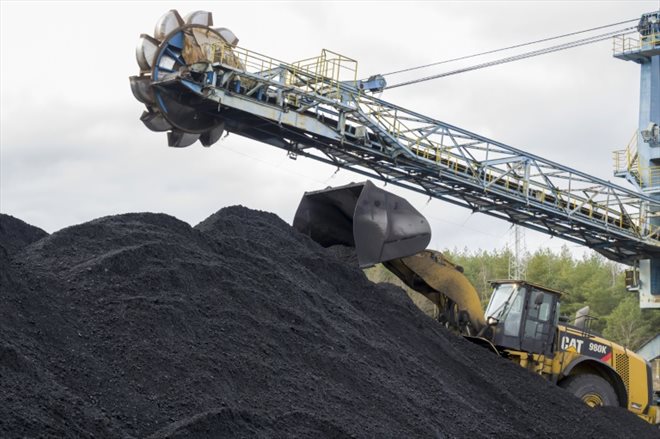 Un tas de charbon à la centrale Emile Huchet de GazelEnergie, le 14 février 2022 à Carling, en Moselle