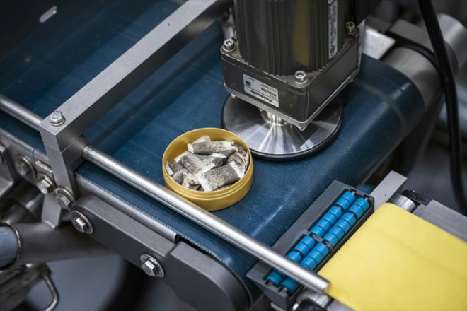 Une ligne de production de snus à l'usine Swedish Match, le 17 octobre 2023 à Göteborg, en Suède