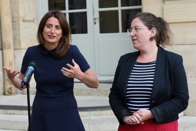 La députée française et  présidente du groupe EELV à l'Assemblée nationale Cyrielle Chatelain (d) et la secrétaire générale d'EELV Marine Tondelier devant l'hôtel Matignon à Paris, le 14 septembre 2023
